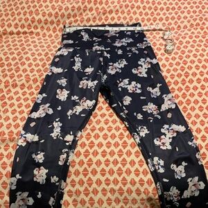 Beyond Yoga Floral Print Leggings - Navy and White
